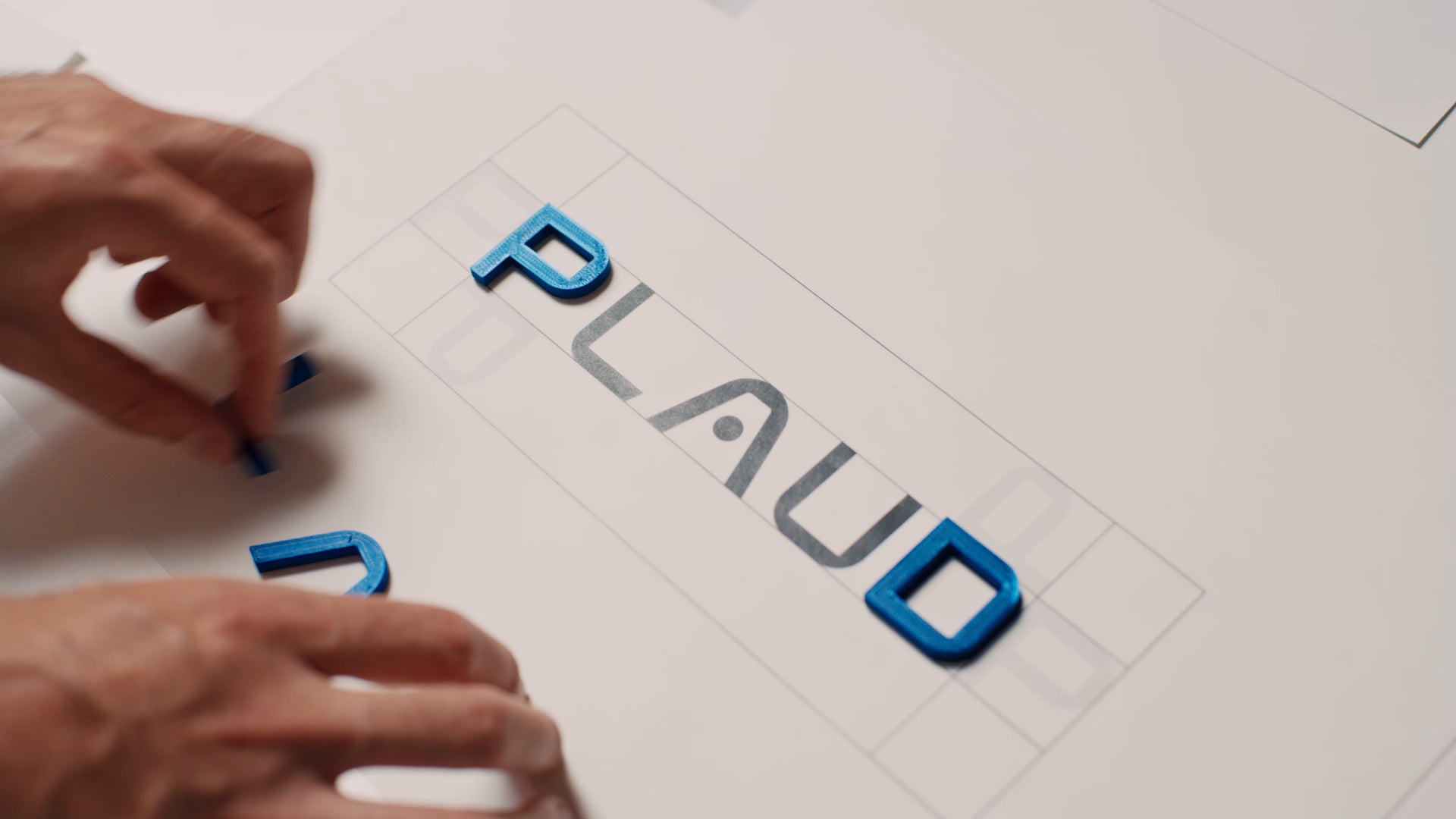 <style>
/* 外层:让整块文字在 Banner 中间 */
.hero-center {
display: flex;
flex-direction: column;
justify-content: center; /* 垂直置中 */
align-items: center; /* 水平置中 */
height: 100%;
text-align: center;
}
/* 主标题样式 */
.xmas-sale {
display: block;
font-size: 64px;
font-weight: 600;
line-height: 1.4;
margin-bottom: 12px;
}
/* 副标题样式(如果之后还要加的话) */
.bfs-desc {
display: block;
font-size: 26px;
font-weight: 300;
line-height: 1.6;
opacity: 0.85;
margin-bottom: 8px;
}
/* 1600px 以下响应式 */
@media screen and (max-width:1600px) {
.xmas-sale {
font-size: 52px;
}
}
/* 768px 以下(手机) */
@media screen and (max-width: 768px) {
.xmas-sale {
font-size: 36px;
}
.bfs-desc {
font-size: 18px;
}
}
</style>
<div class="hero-center">
<span class="xmas-sale">
Bescherm uw privacy.<br>
Dit is Plaud.
</span>
</div>